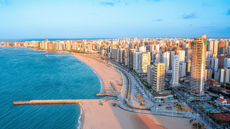 Orla de Fortaleza vista de cima com drone no Por do Sol Skyline