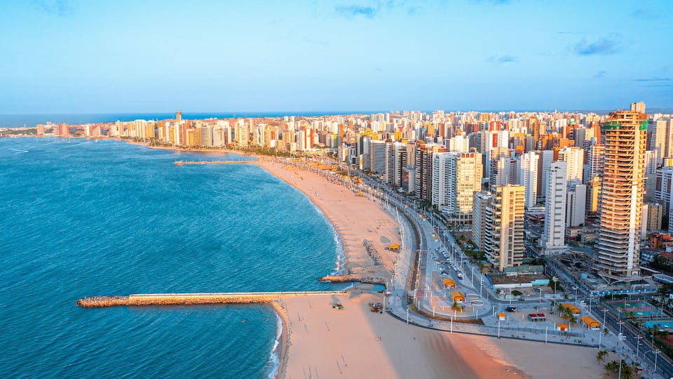 Orla de Fortaleza vista de cima com drone no Por do Sol Skyline