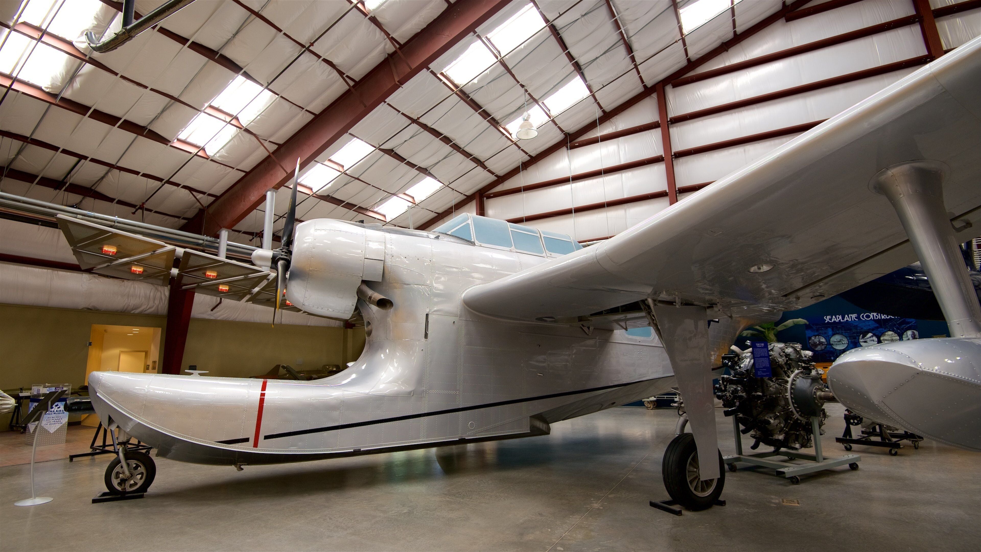 Pima Air and Space Museum que incluye aviación y vistas de interior