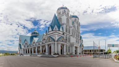 Uma igreja grande e ricamente decorada, com várias cúpulas e torres.