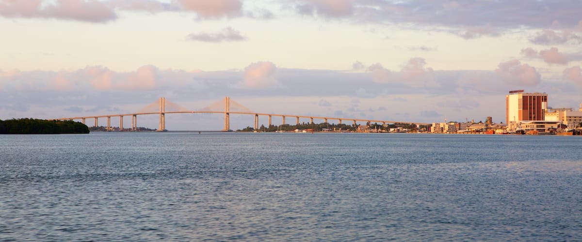 Natal mostrando un puente y una bahía o un puerto