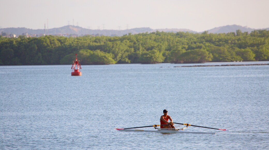 Natal mostrando un río o arroyo y kayak o canoa y también un hombre
