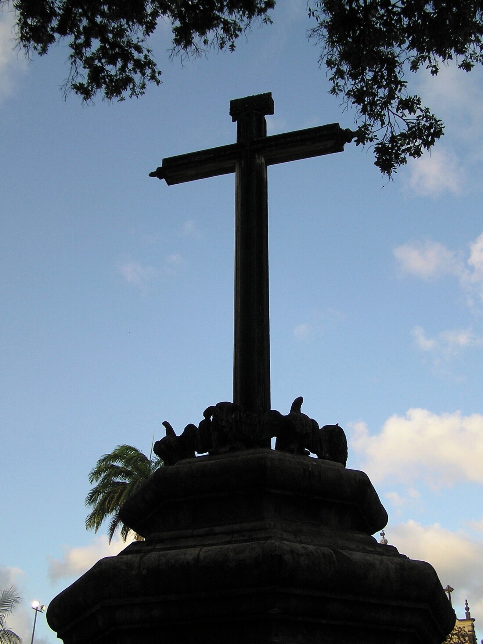 #JoaoPessoa #Paraiba #Brasil #Brazil

The São Francisco Cultural Center is an architectural complex made up of the Church of St. Francis, the Convent of St. Anthony, the Chapel of the Third Order of St. Francis, the Chapel of St. Benedict, the House of Prayer of the Third, the Cloister of the Third Order, a fountain and a large churchyard with a cruise. This Cultural Center is one of the most remarkable legacies of the Baroque in Brazil.
It all began at the end of the 16th century with the construction of the Convent of St. Anthony. In the first half of the seventeenth century it was occupied by the Dutch troops. The works of recovery and enlargement were only carried out after the expulsion of the Dutch. It then functioned as a convent, college, seminary, State Museum, State School and Theater School.
Today the Center includes a gallery-museum of folk art, a sacred art museum, the Stone Gallery, exhibition and event spaces, a restoration center and a library.

O Centro Cultural São Francisco é um conjunto arquitetônico constituído  pela Igreja de São Francisco, o Convento de Santo Antônio, a Capela da Ordem Terceira de São Francisco, a Capela de São Benedito, a Casa de Oração dos Terceiros, o Claustro da Ordem Terceira, uma fonte e um grande adro com um cruzeiro. Este Centro Cultural é um dos mais notáveis legados do Barroco no Brasil. 
Tudo começou no final do século XVI com a construção do Convento de Santo Antônio. Na primeira metade do século XVII ele foi ocupado pelas tropas holandesas. As obras de recuperação e ampliação só foram levadas a cabo após a expulsão dos holandeses. Funcionou, então, como convento, colégio, seminário, Museu do Estado, Escola Estadual e Escola de Teatro.
Hoje o Centro inclui uma galeria-museu de arte popular, um museu de arte sacra, a Galeria de Pedra, espaços de exposições e eventos, um centro de restauro e uma biblioteca.