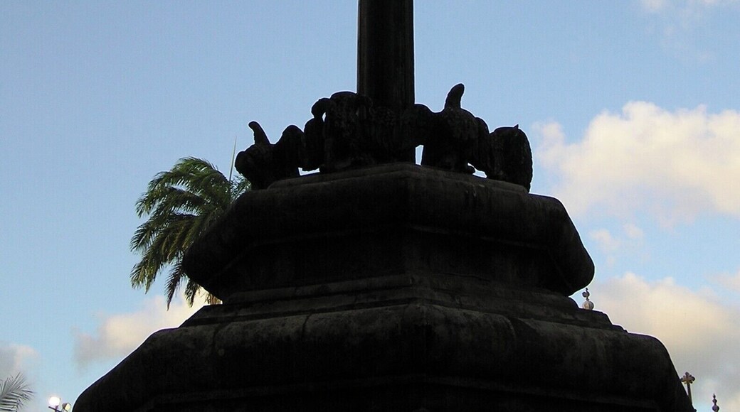 #JoaoPessoa #Paraiba #Brasil #Brazil
The São Francisco Cultural Center is an architectural complex made up of the Church of St. Francis, the Convent of St. Anthony, the Chapel of the Third Order of St. Francis, the Chapel of St. Benedict, the House of Prayer of the Third, the Cloister of the Third Order, a fountain and a large churchyard with a cruise. This Cultural Center is one of the most remarkable legacies of the Baroque in Brazil.
It all began at the end of the 16th century with the construction of the Convent of St. Anthony. In the first half of the seventeenth century it was occupied by the Dutch troops. The works of recovery and enlargement were only carried out after the expulsion of the Dutch. It then functioned as a convent, college, seminary, State Museum, State School and Theater School.
Today the Center includes a gallery-museum of folk art, a sacred art museum, the Stone Gallery, exhibition and event spaces, a restoration center and a library.
O Centro Cultural São Francisco é um conjunto arquitetônico constituído pela Igreja de São Francisco, o Convento de Santo Antônio, a Capela da Ordem Terceira de São Francisco, a Capela de São Benedito, a Casa de Oração dos Terceiros, o Claustro da Ordem Terceira, uma fonte e um grande adro com um cruzeiro. Este Centro Cultural é um dos mais notáveis legados do Barroco no Brasil.
Tudo começou no final do século XVI com a construção do Convento de Santo Antônio. Na primeira metade do século XVII ele foi ocupado pelas tropas holandesas. As obras de recuperação e ampliação só foram levadas a cabo após a expulsão dos holandeses. Funcionou, então, como convento, colégio, seminário, Museu do Estado, Escola Estadual e Escola de Teatro.
Hoje o Centro inclui uma galeria-museu de arte popular, um museu de arte sacra, a Galeria de Pedra, espaços de exposições e eventos, um centro de restauro e uma biblioteca.