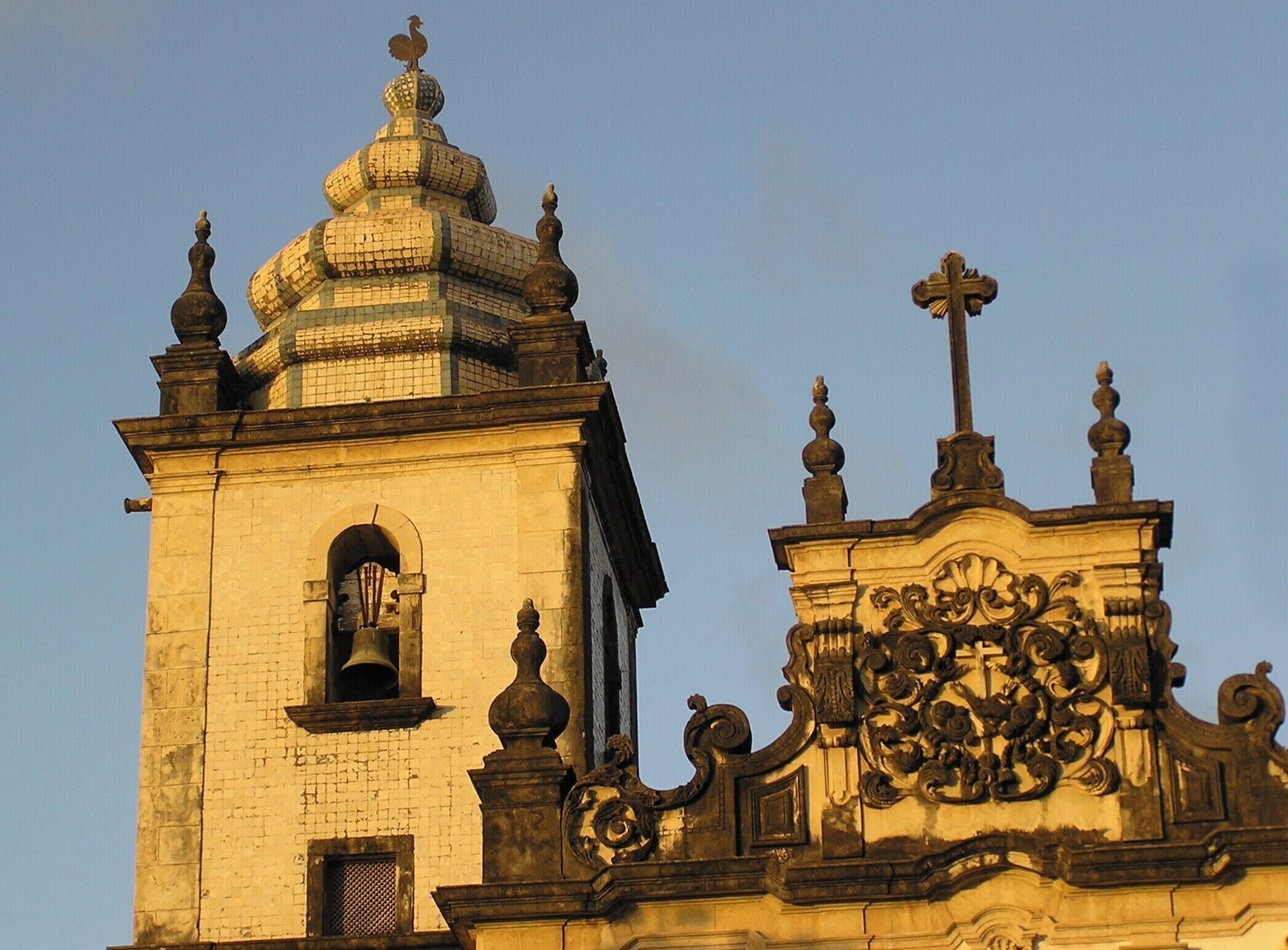 #JoaoPessoa #Paraiba #Brasil #Brazil

The São Francisco Cultural Center is an architectural complex made up of the Church of St. Francis, the Convent of St. Anthony, the Chapel of the Third Order of St. Francis, the Chapel of St. Benedict, the House of Prayer of the Third, the Cloister of the Third Order, a fountain and a large churchyard with a cruise. This Cultural Center is one of the most remarkable legacies of the Baroque in Brazil.
It all began at the end of the 16th century with the construction of the Convent of St. Anthony. In the first half of the seventeenth century it was occupied by the Dutch troops. The works of recovery and enlargement were only carried out after the expulsion of the Dutch. It then functioned as a convent, college, seminary, State Museum, State School and Theater School.
Today the Center includes a gallery-museum of folk art, a sacred art museum, the Stone Gallery, exhibition and event spaces, a restoration center and a library.

O Centro Cultural São Francisco é um conjunto arquitetônico constituído  pela Igreja de São Francisco, o Convento de Santo Antônio, a Capela da Ordem Terceira de São Francisco, a Capela de São Benedito, a Casa de Oração dos Terceiros, o Claustro da Ordem Terceira, uma fonte e um grande adro com um cruzeiro. Este Centro Cultural é um dos mais notáveis legados do Barroco no Brasil. 
Tudo começou no final do século XVI com a construção do Convento de Santo Antônio. Na primeira metade do século XVII ele foi ocupado pelas tropas holandesas. As obras de recuperação e ampliação só foram levadas a cabo após a expulsão dos holandeses. Funcionou, então, como convento, colégio, seminário, Museu do Estado, Escola Estadual e Escola de Teatro.
Hoje o Centro inclui uma galeria-museu de arte popular, um museu de arte sacra, a Galeria de Pedra, espaços de exposições e eventos, um centro de restauro e uma biblioteca.