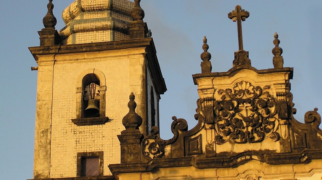 #JoaoPessoa #Paraiba #Brasil #Brazil
The São Francisco Cultural Center is an architectural complex made up of the Church of St. Francis, the Convent of St. Anthony, the Chapel of the Third Order of St. Francis, the Chapel of St. Benedict, the House of Prayer of the Third, the Cloister of the Third Order, a fountain and a large churchyard with a cruise. This Cultural Center is one of the most remarkable legacies of the Baroque in Brazil.
It all began at the end of the 16th century with the construction of the Convent of St. Anthony. In the first half of the seventeenth century it was occupied by the Dutch troops. The works of recovery and enlargement were only carried out after the expulsion of the Dutch. It then functioned as a convent, college, seminary, State Museum, State School and Theater School.
Today the Center includes a gallery-museum of folk art, a sacred art museum, the Stone Gallery, exhibition and event spaces, a restoration center and a library.
O Centro Cultural São Francisco é um conjunto arquitetônico constituído pela Igreja de São Francisco, o Convento de Santo Antônio, a Capela da Ordem Terceira de São Francisco, a Capela de São Benedito, a Casa de Oração dos Terceiros, o Claustro da Ordem Terceira, uma fonte e um grande adro com um cruzeiro. Este Centro Cultural é um dos mais notáveis legados do Barroco no Brasil.
Tudo começou no final do século XVI com a construção do Convento de Santo Antônio. Na primeira metade do século XVII ele foi ocupado pelas tropas holandesas. As obras de recuperação e ampliação só foram levadas a cabo após a expulsão dos holandeses. Funcionou, então, como convento, colégio, seminário, Museu do Estado, Escola Estadual e Escola de Teatro.
Hoje o Centro inclui uma galeria-museu de arte popular, um museu de arte sacra, a Galeria de Pedra, espaços de exposições e eventos, um centro de restauro e uma biblioteca.