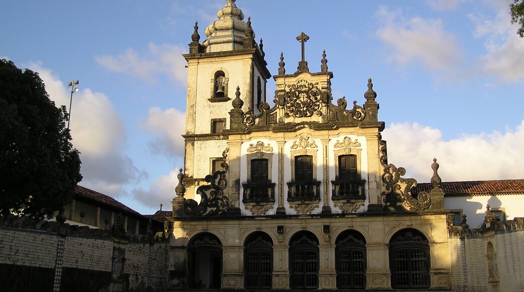 #JoaoPessoa #Paraiba #Brasil #Brazil
The São Francisco Cultural Center is an architectural complex made up of the Church of St. Francis, the Convent of St. Anthony, the Chapel of the Third Order of St. Francis, the Chapel of St. Benedict, the House of Prayer of the Third, the Cloister of the Third Order, a fountain and a large churchyard with a cruise. This Cultural Center is one of the most remarkable legacies of the Baroque in Brazil.
It all began at the end of the 16th century with the construction of the Convent of St. Anthony. In the first half of the seventeenth century it was occupied by the Dutch troops. The works of recovery and enlargement were only carried out after the expulsion of the Dutch. It then functioned as a convent, college, seminary, State Museum, State School and Theater School.
Today the Center includes a gallery-museum of folk art, a sacred art museum, the Stone Gallery, exhibition and event spaces, a restoration center and a library.
O Centro Cultural São Francisco é um conjunto arquitetônico constituído pela Igreja de São Francisco, o Convento de Santo Antônio, a Capela da Ordem Terceira de São Francisco, a Capela de São Benedito, a Casa de Oração dos Terceiros, o Claustro da Ordem Terceira, uma fonte e um grande adro com um cruzeiro. Este Centro Cultural é um dos mais notáveis legados do Barroco no Brasil.
Tudo começou no final do século XVI com a construção do Convento de Santo Antônio. Na primeira metade do século XVII ele foi ocupado pelas tropas holandesas. As obras de recuperação e ampliação só foram levadas a cabo após a expulsão dos holandeses. Funcionou, então, como convento, colégio, seminário, Museu do Estado, Escola Estadual e Escola de Teatro.
Hoje o Centro inclui uma galeria-museu de arte popular, um museu de arte sacra, a Galeria de Pedra, espaços de exposições e eventos, um centro de restauro e uma biblioteca.