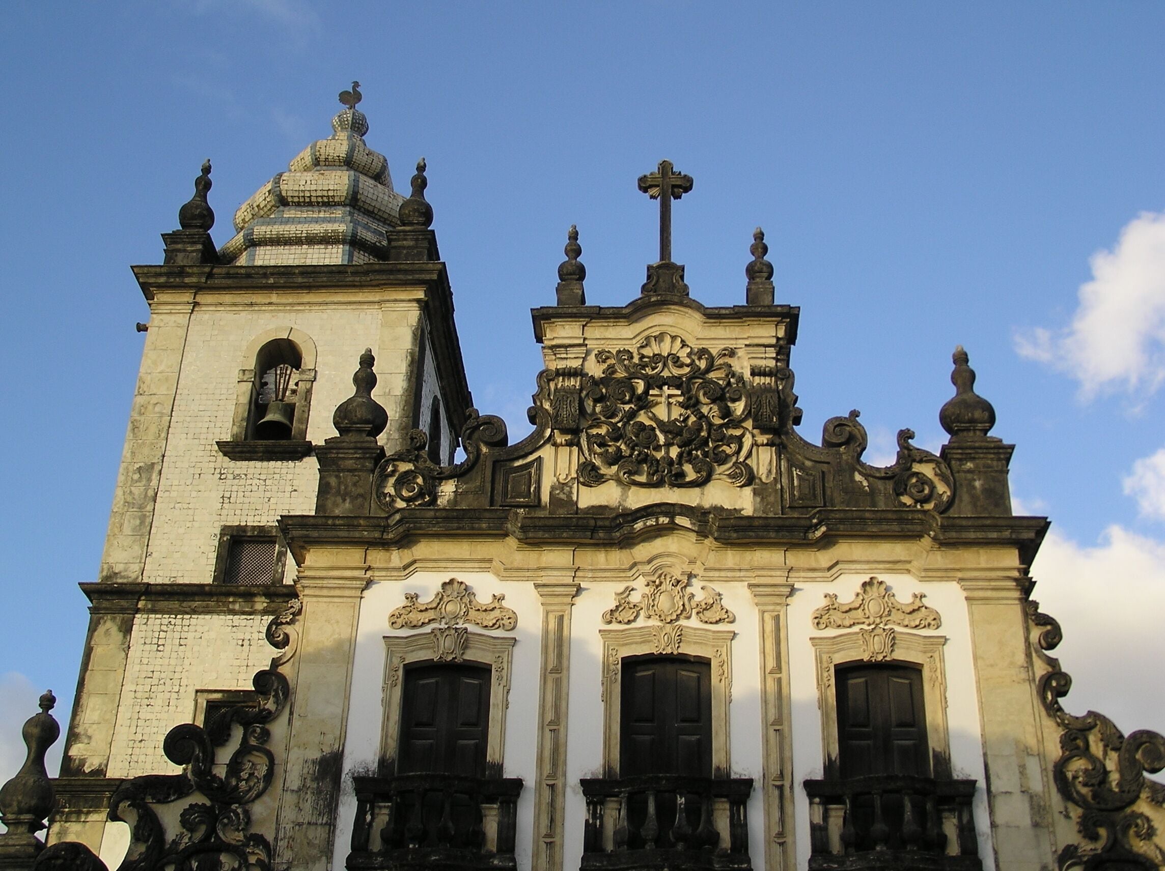 #JoaoPessoa #Paraiba #Brasil #Brazil

The São Francisco Cultural Center is an architectural complex made up of the Church of St. Francis, the Convent of St. Anthony, the Chapel of the Third Order of St. Francis, the Chapel of St. Benedict, the House of Prayer of the Third, the Cloister of the Third Order, a fountain and a large churchyard with a cruise. This Cultural Center is one of the most remarkable legacies of the Baroque in Brazil.
It all began at the end of the 16th century with the construction of the Convent of St. Anthony. In the first half of the seventeenth century it was occupied by the Dutch troops. The works of recovery and enlargement were only carried out after the expulsion of the Dutch. It then functioned as a convent, college, seminary, State Museum, State School and Theater School.
Today the Center includes a gallery-museum of folk art, a sacred art museum, the Stone Gallery, exhibition and event spaces, a restoration center and a library.

O Centro Cultural São Francisco é um conjunto arquitetônico constituído  pela Igreja de São Francisco, o Convento de Santo Antônio, a Capela da Ordem Terceira de São Francisco, a Capela de São Benedito, a Casa de Oração dos Terceiros, o Claustro da Ordem Terceira, uma fonte e um grande adro com um cruzeiro. Este Centro Cultural é um dos mais notáveis legados do Barroco no Brasil. 
Tudo começou no final do século XVI com a construção do Convento de Santo Antônio. Na primeira metade do século XVII ele foi ocupado pelas tropas holandesas. As obras de recuperação e ampliação só foram levadas a cabo após a expulsão dos holandeses. Funcionou, então, como convento, colégio, seminário, Museu do Estado, Escola Estadual e Escola de Teatro.
Hoje o Centro inclui uma galeria-museu de arte popular, um museu de arte sacra, a Galeria de Pedra, espaços de exposições e eventos, um centro de restauro e uma biblioteca.