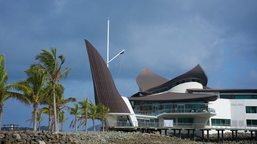 Hamilton Island Marina ofreciendo arquitectura moderna y vistas generales de la costa