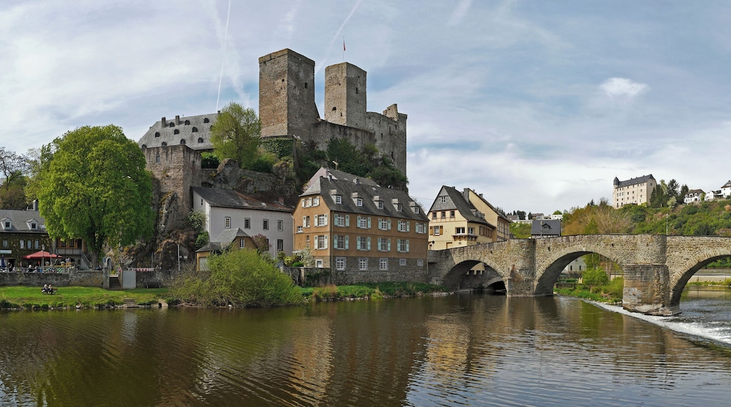 Panorama der hessischen Stadt Runkel. Links die Burg Runkel, Bildmitte die Lahnbrücke, davor das Wehr der Lahn und im Hintergrund die Burg Schadeck.