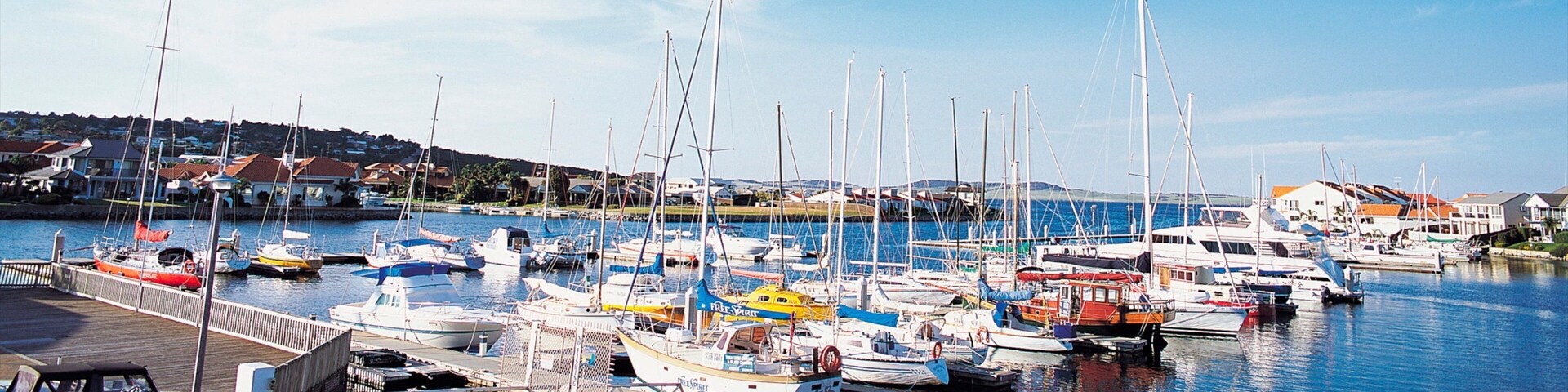 Port Lincoln caracterizando uma cidade litorânea, uma marina e paisagem