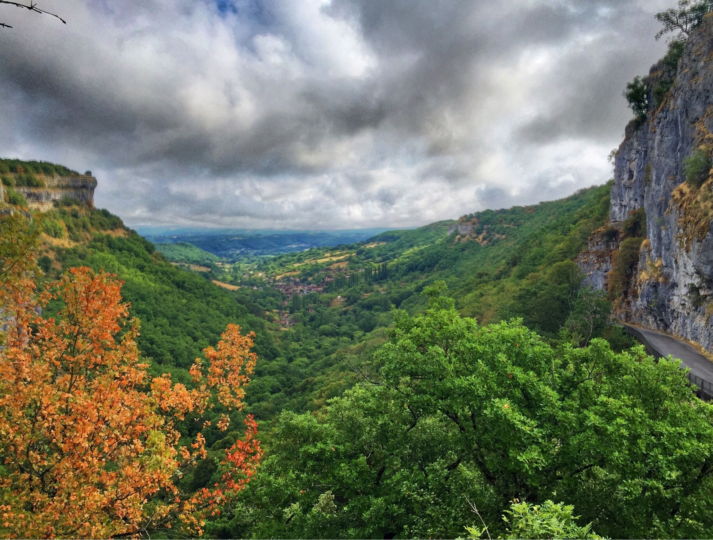 The little village of Autoire in between cliffs