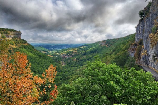 The little village of Autoire in between cliffs