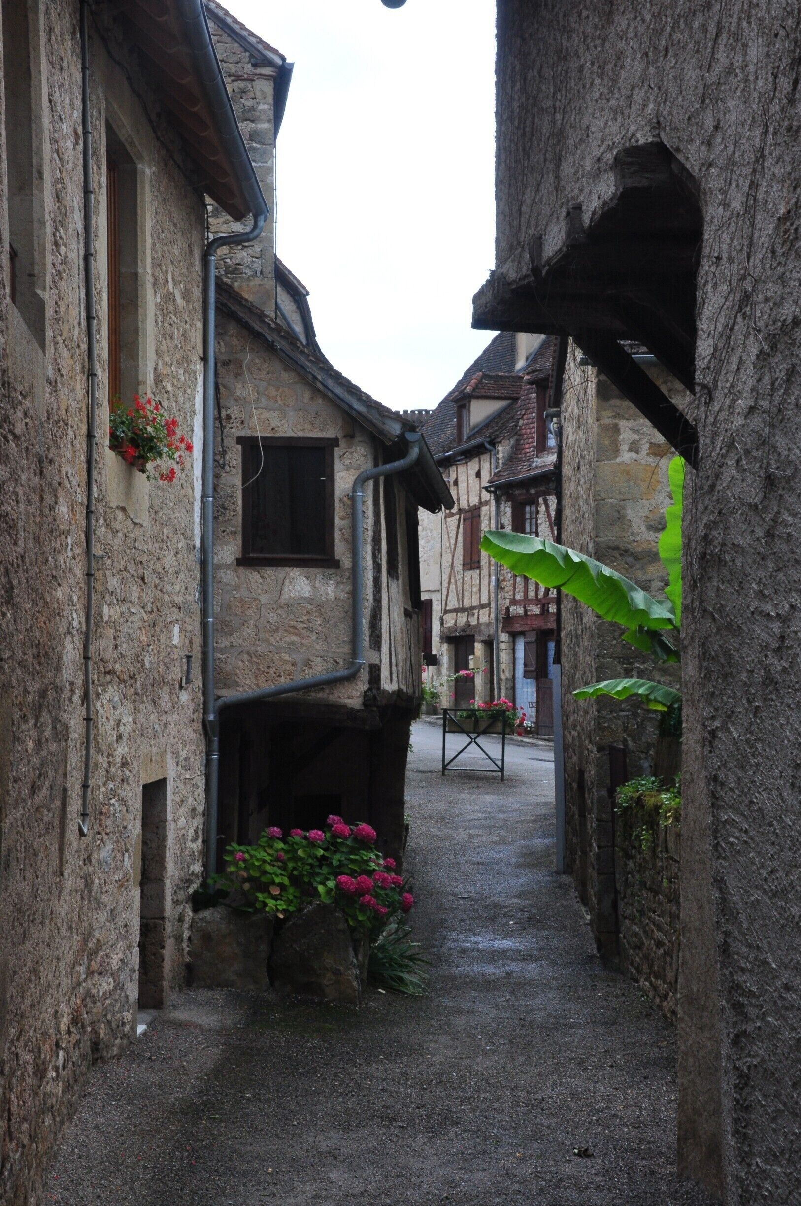 Autoire nestles cosily in a beautiful valley that also features spectacular cliffs and a beautiful waterfall. What better place for one of the most beautiful of the 'plus beaux villages'?