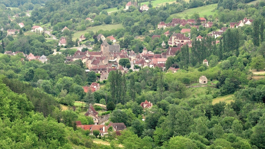 Autoire nestles cosily in a beautiful valley that also features spectacular cliffs and a beautiful waterfall. What better place for one of the most beautiful of the 'plus beaux villages'?