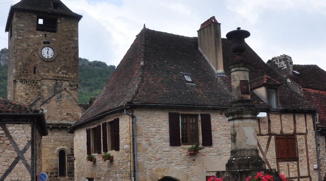 Autoire nestles cosily in a beautiful valley that also features spectacular cliffs and a stunning waterfall. What better place for one of the most beau of the 'plus beaux villages'?