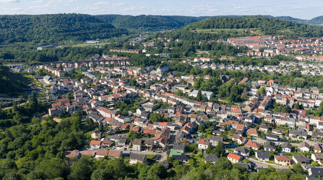 vue aérienne et panoramique sur la vallée de la Fensch en Lorraine, ancienne région sidérurgique et minière en France, avec les villes de Knutange, Nilvange, et Hayange