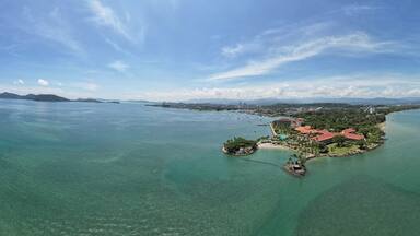 Kota Kinabalu, Sabah Malaysia ā June 15, 2022: The Tanjung Aru Beach, Fisherman Village and Shangri-La Hotel