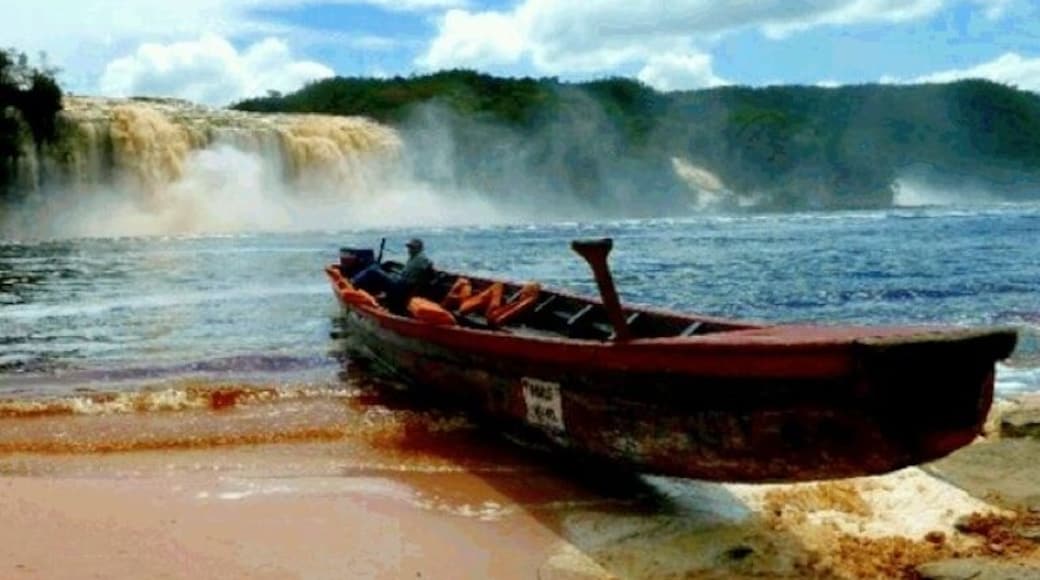 A short hike and boat ride from the Canaima Airport surrounded by waterfalls and rainforest. Here you can hike behind the waterfalls. A
very special place.