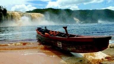 A short hike and boat ride from the Canaima Airport surrounded by waterfalls and rainforest. Here you can hike behind the waterfalls. A
very special place.