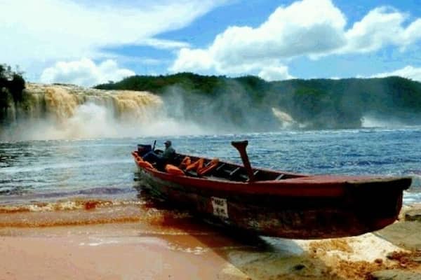 A short hike and boat ride from the Canaima Airport surrounded by waterfalls and rainforest. Here you can hike behind the waterfalls. A
very special place.