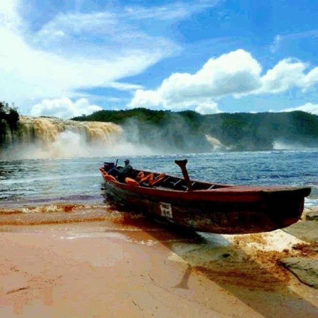 A short hike and boat ride from the Canaima Airport surrounded by waterfalls and rainforest. Here you can hike behind the waterfalls. A
very special place.