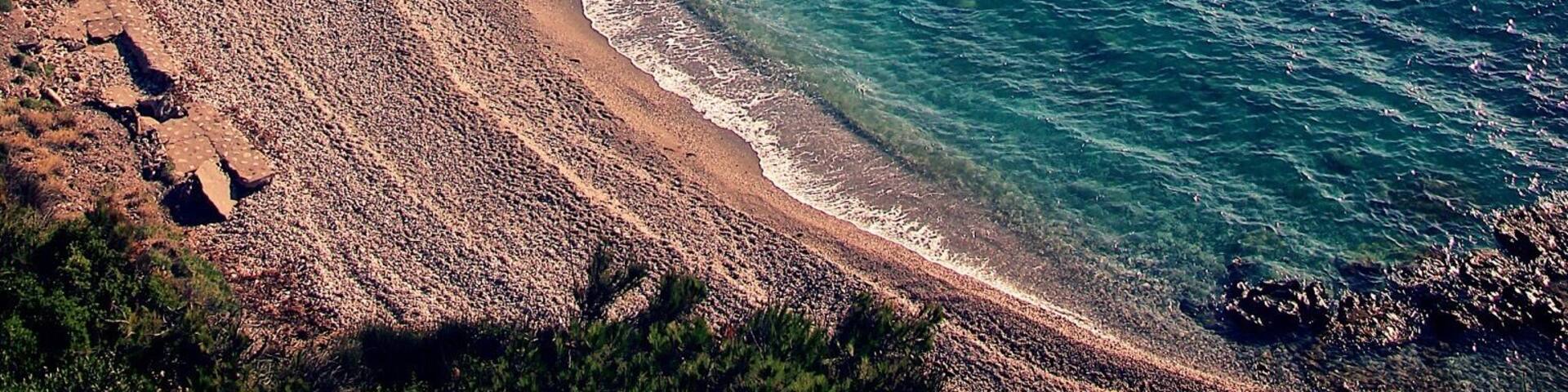 This Beach is amazing!
Lots of young local people. A beach bar with delicious food and a waiter at the beach.
And at the end of a beautiful day a stunning sunset ❤️
