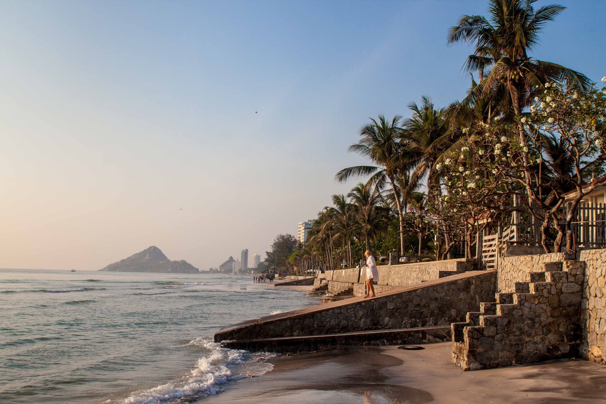 The first tourists start to arrive on Hua Hin #Beach, #Thailand 🇹🇭, only a few minutes after #dawn.
#LifeAtExpedia