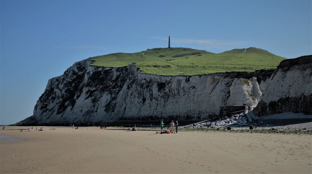 Ten kilometres west of Calais arises the 134-metre high Cap Blanc Nez, France’s most northerly cliff. Here you find the shortest distance across the Strait of Dover: 33 km. #BeachTips #OpalCoast #TroveOnTuesday #TroveOnTuesday