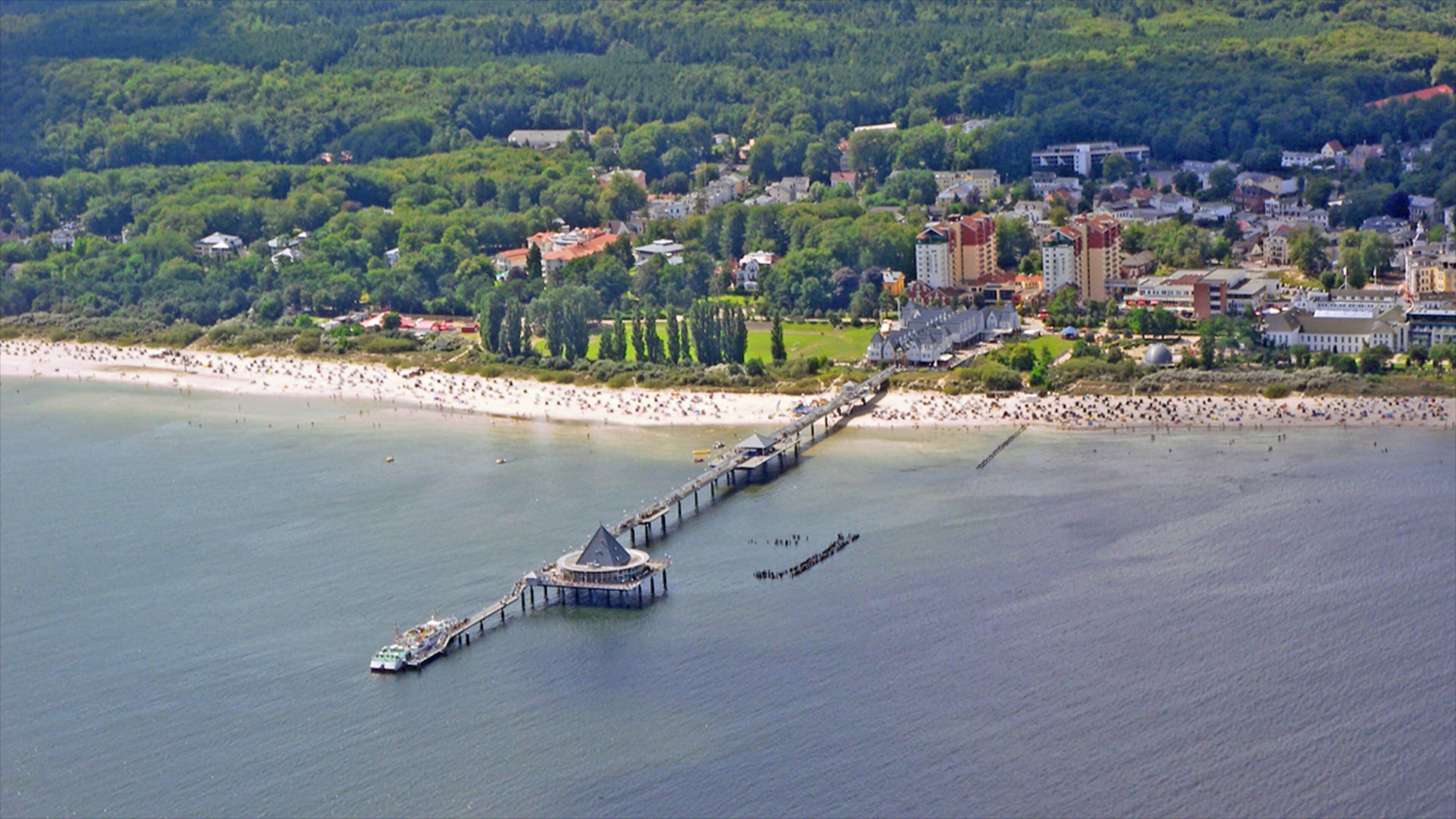 Heringsdorf which includes general coastal views and a coastal town