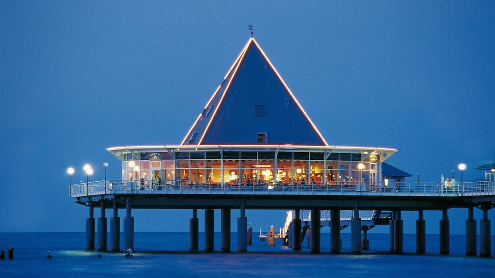 Heringsdorf mit einem Skyline, bei Nacht und moderne Architektur