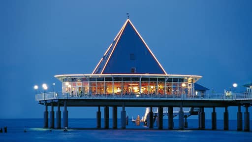 Heringsdorf fasiliteter samt silhuett, nattbilder og moderne arkitektur