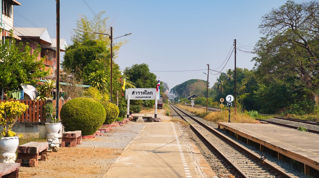 スコータイ県の可愛い駅舎サワンカローク駅 Sawankhalok Station, Sukhothai สถานีสวรรคโลก