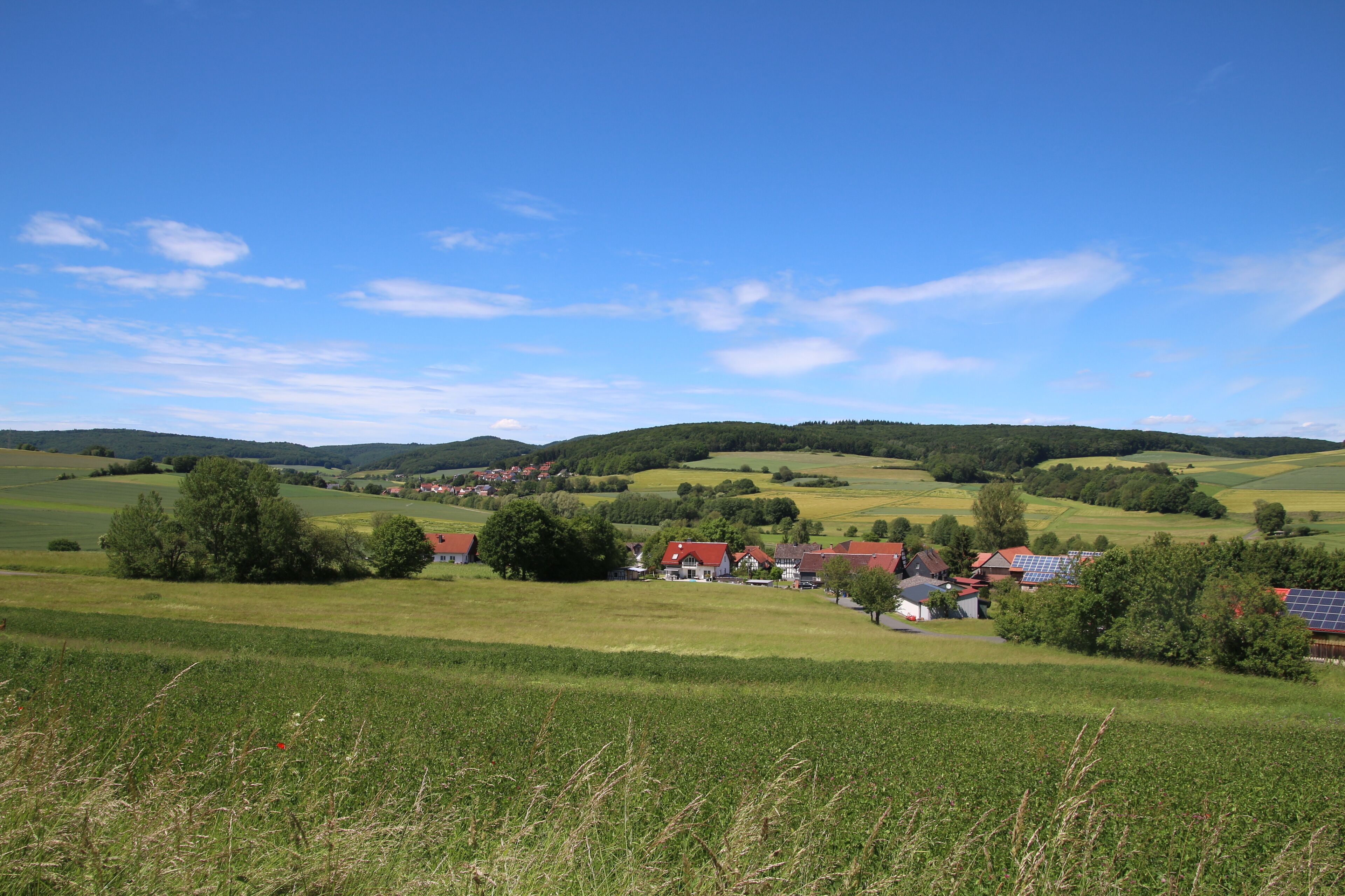 Im Vordergrund Nesselbrunn, im Hintergrund Weitershausen