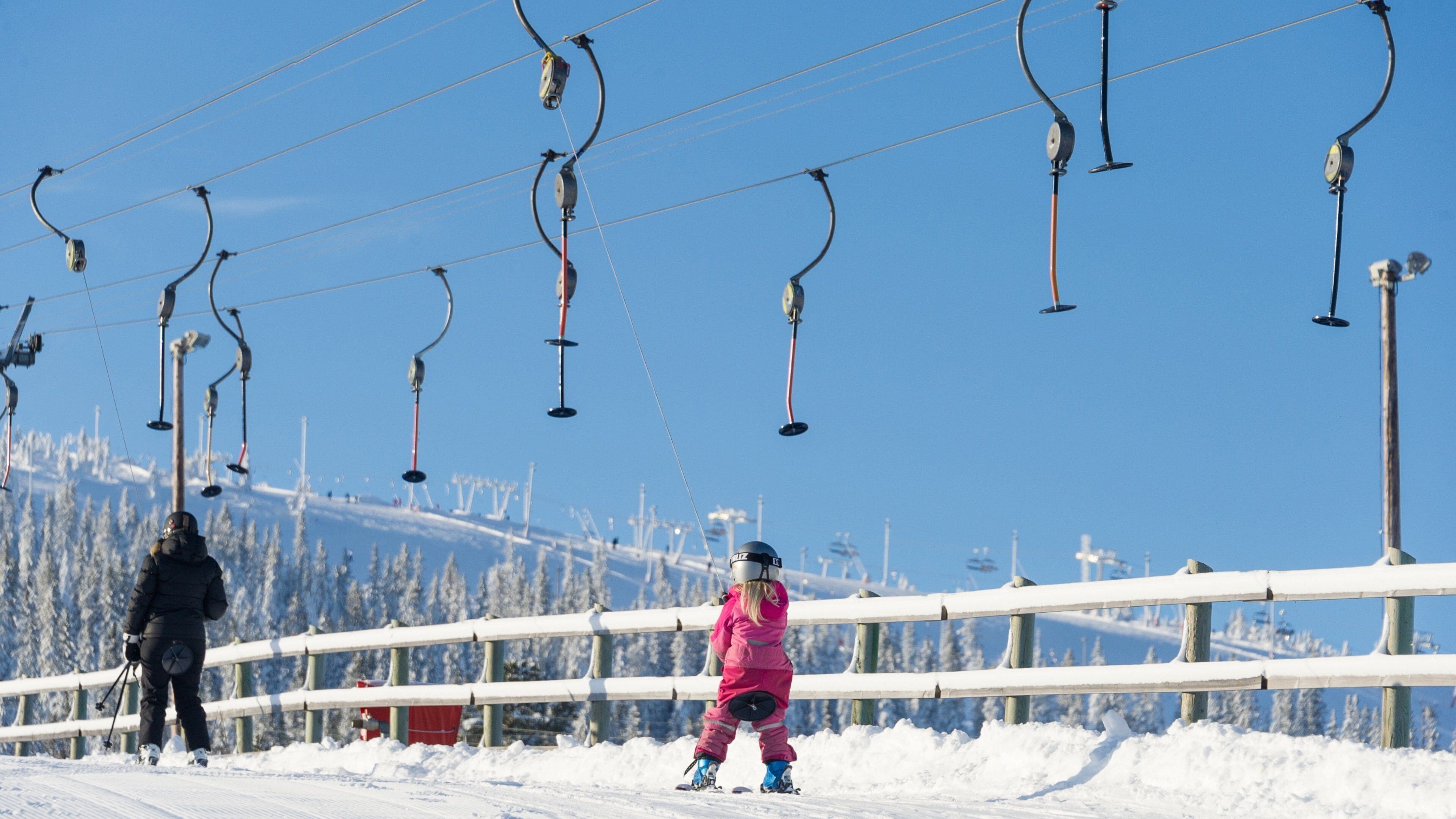 Salen que incluye nieve, una góndola y esquiar en la nieve