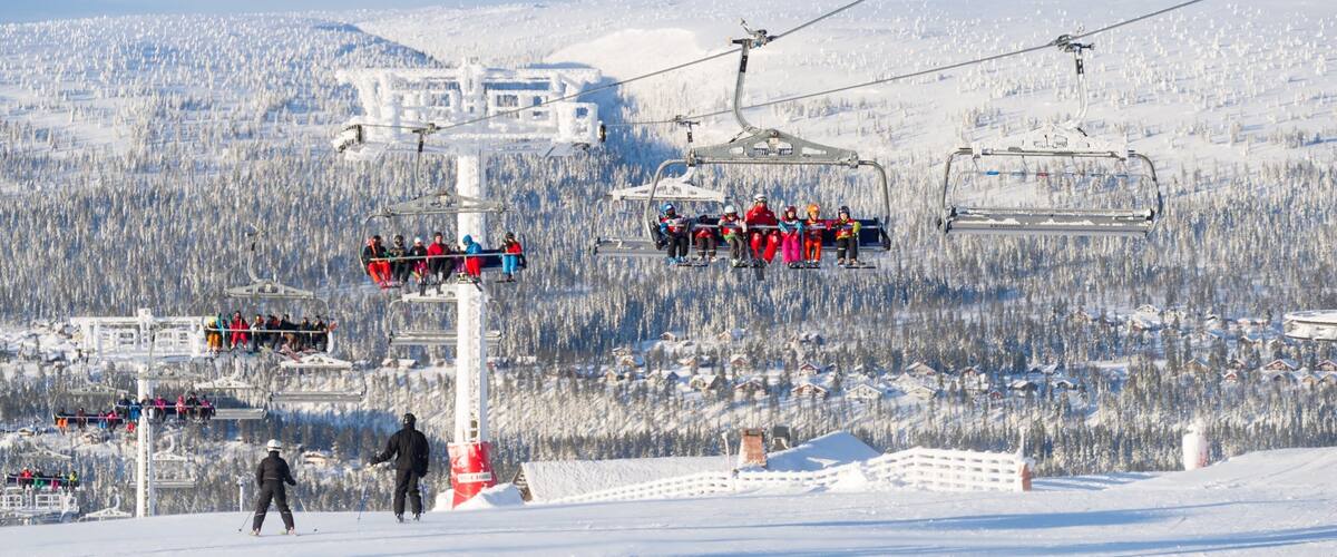 Salen which includes a gondola and snow