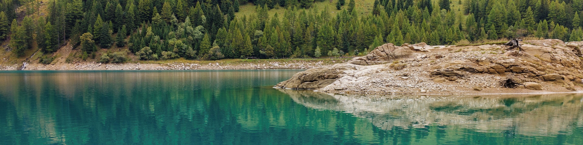Walking around Lago di Pian Palù (1800 m). in the Parco nazionale dello Stelvio (Italy).