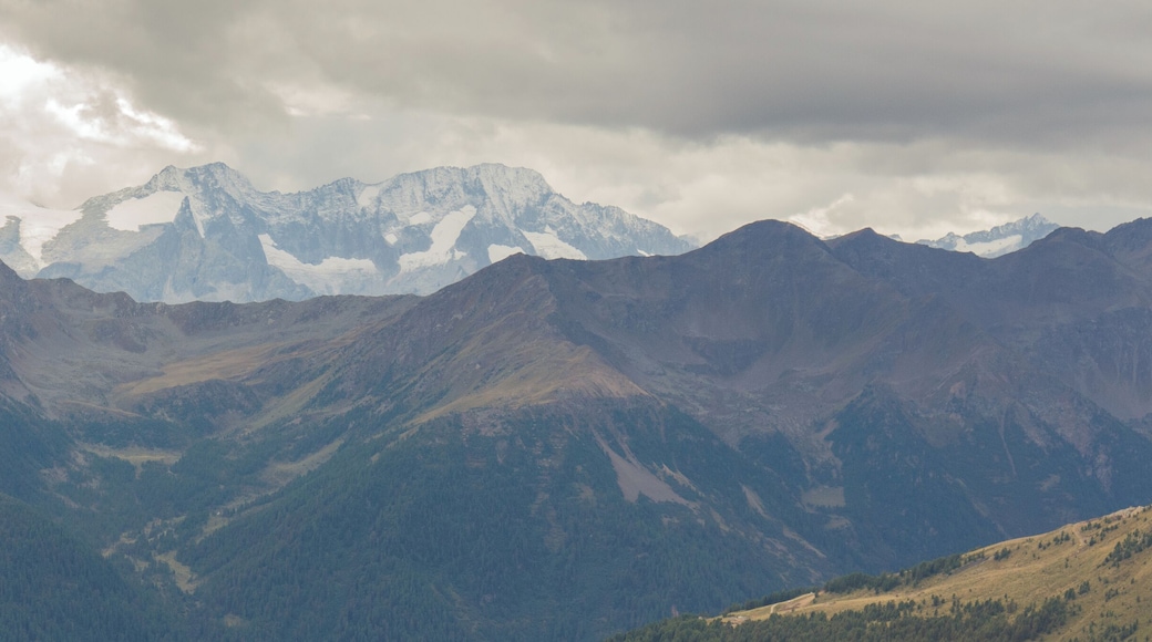 Hike from parking in central Malga Mare (1983m) to Lago del Careser (2603m) in the Parco nazionale dello Stelvio (Italy). Rocks above lake.