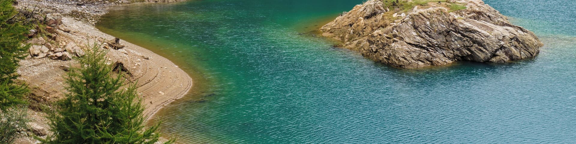 Walking around Lago di Pian Palù (1800 m). in the Parco nazionale dello Stelvio (Italy).