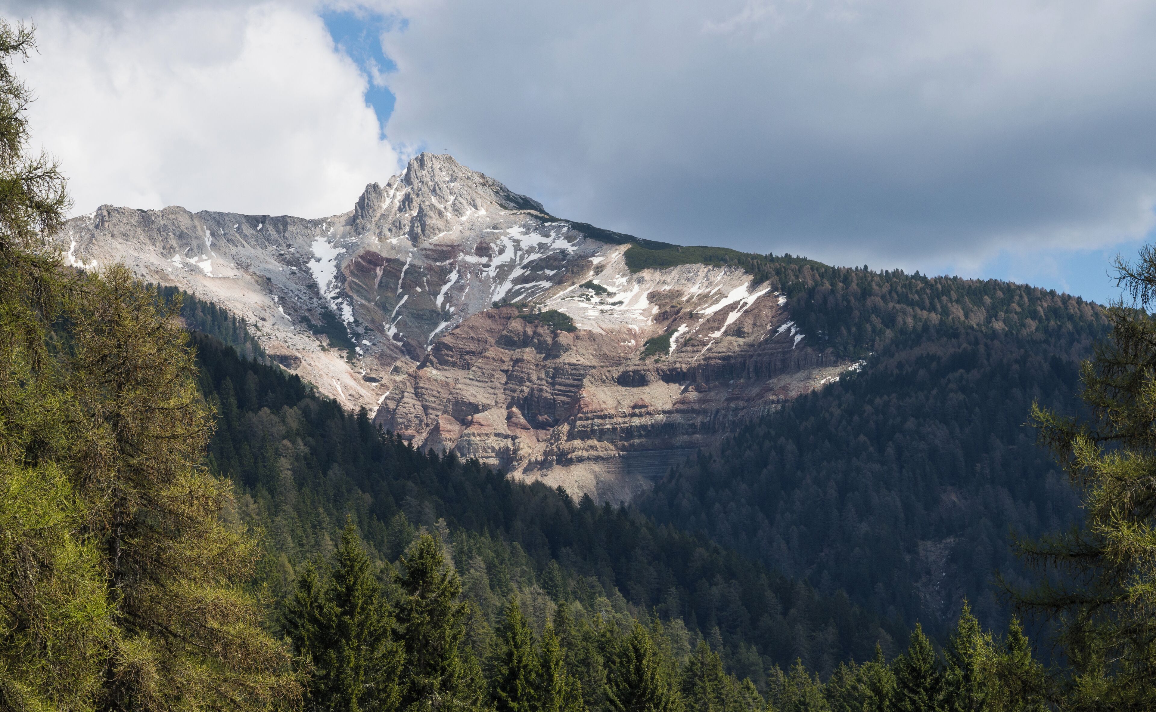 Das Weißhorn in Südtirol mit dem obersten Ausläufer der Bletterbachschlucht, der weiße Sarldolomit der mittleren Trias überlagert die Werfener Schichten der unteren Trias This media shows the protected natural monument with the ID 003_G07 in South Tyrol. (commons, de)