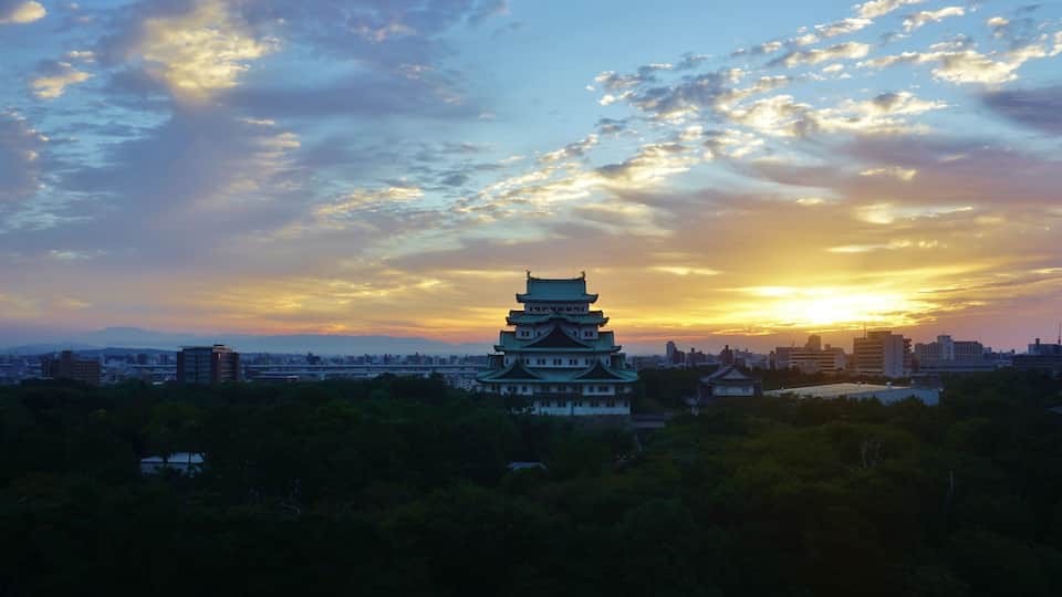 Eine traditionelle japanische Pagode vor einem Sonnenuntergang.