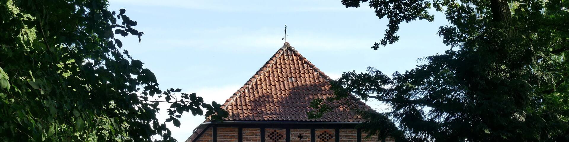 Die Hofstelle In den Tweechten 6, in Fuhrberg, einem Ortsteil der Stadt Burgwedel, ist ein Baudenkmal.