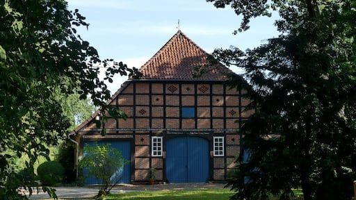 Die Hofstelle In den Tweechten 6, in Fuhrberg, einem Ortsteil der Stadt Burgwedel, ist ein Baudenkmal.
