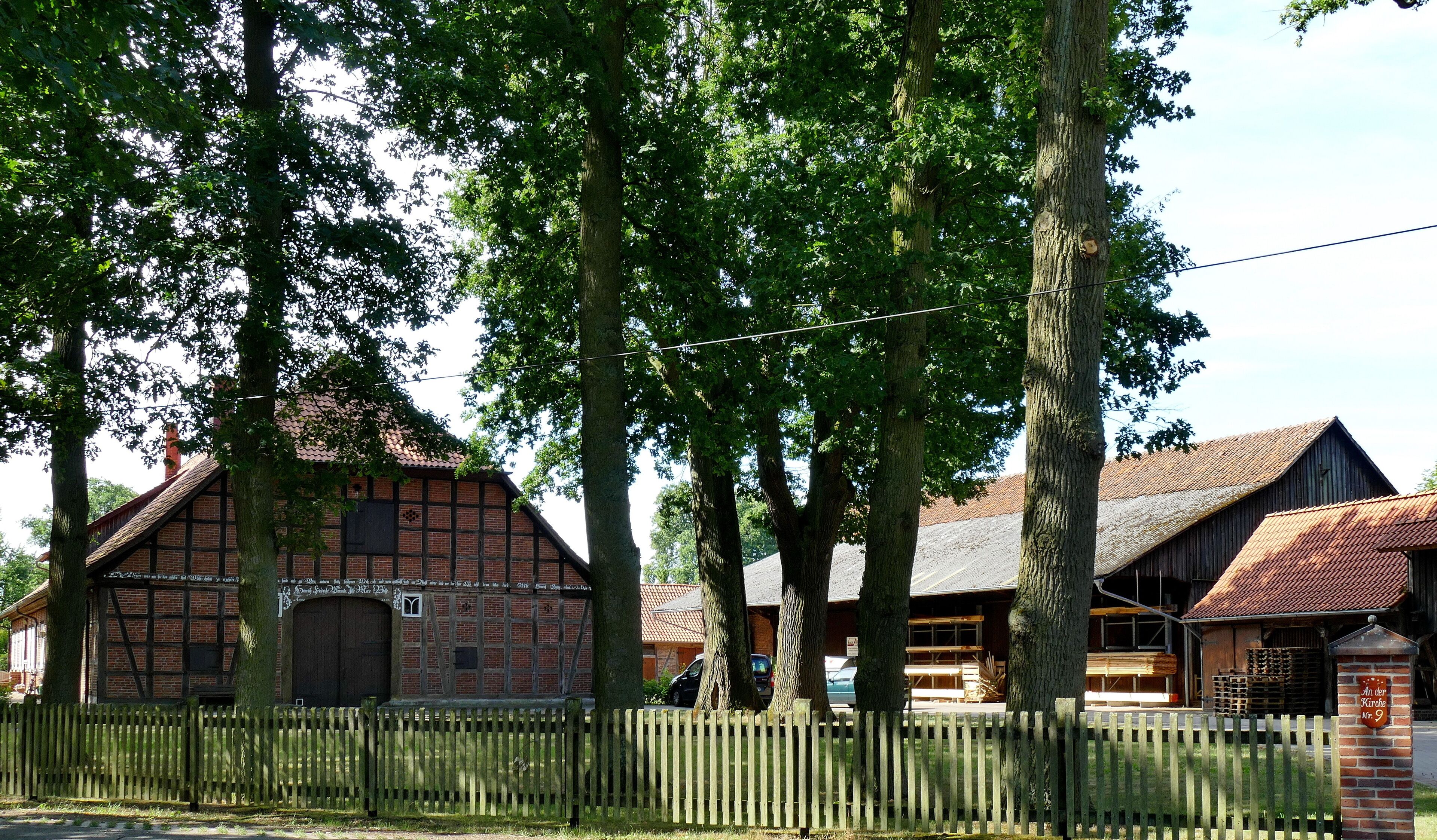 Die Hofstelle An der Kirche 9, in Fuhrberg, einem Ortsteil der Stadt Burgwedel, ist ein Baudenkmal.