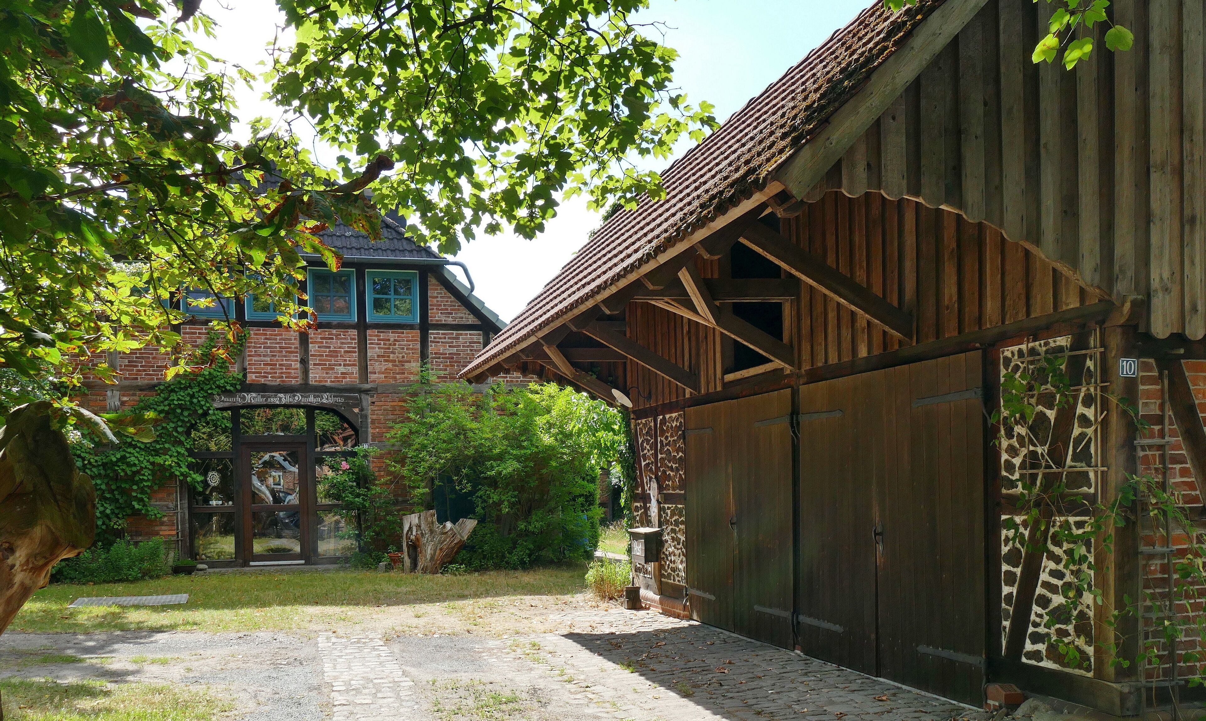 Die Hofstelle in Fuhrberg, einem Ortsteil der Stadt Burgwedel, An der alten Schmiede 10, steht unter Denkmalschutz.
