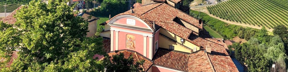 Barolo, Italy. 🍷☀️ Beautiful small town rich of history and wineries. Immersed in the northern Italian countryside, these hills is where you can find one of the most famous Italian red wines, the Barolo. The town is full of wineries that offer tastings, it’s a good day trip if you’re staying in Turin or Cuneo!
#wine #barolo #italy #countryside #hills #wineries #redwine #aboveitall