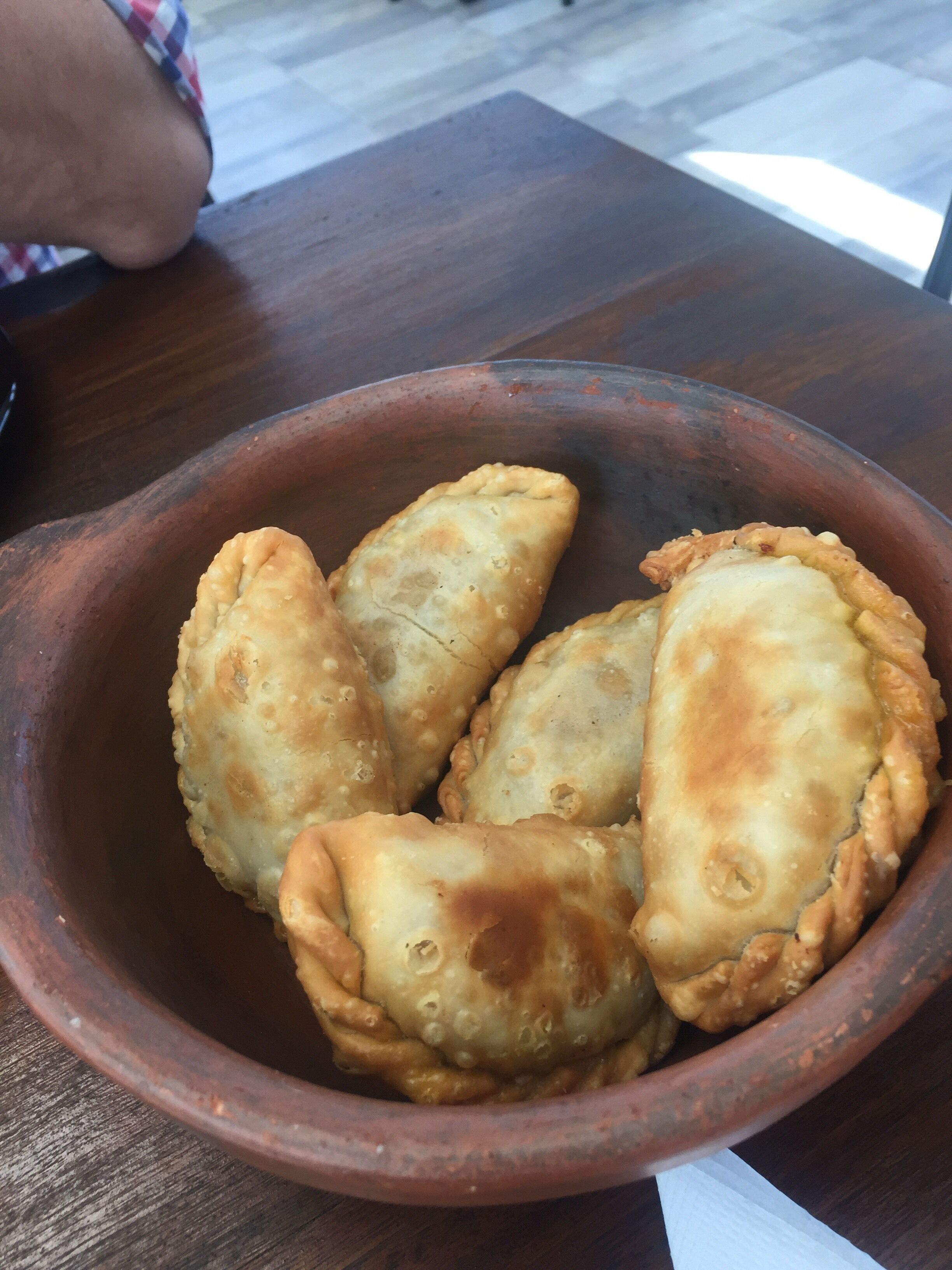 Un lugar en el medio de la ruta. Limpio, prolijo, muy ricas empanadas. Buena atención. Y la “quintita” tiene pileta.