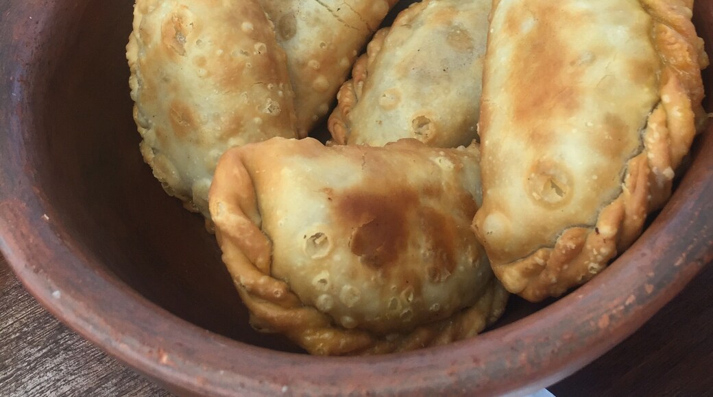 Un lugar en el medio de la ruta. Limpio, prolijo, muy ricas empanadas. Buena atención. Y la “quintita” tiene pileta.