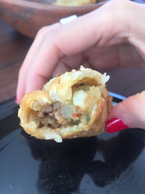 Foto de la empanada por dentro, solo para interesados de ver el contenido de estas tremendas empanadas salteñas!