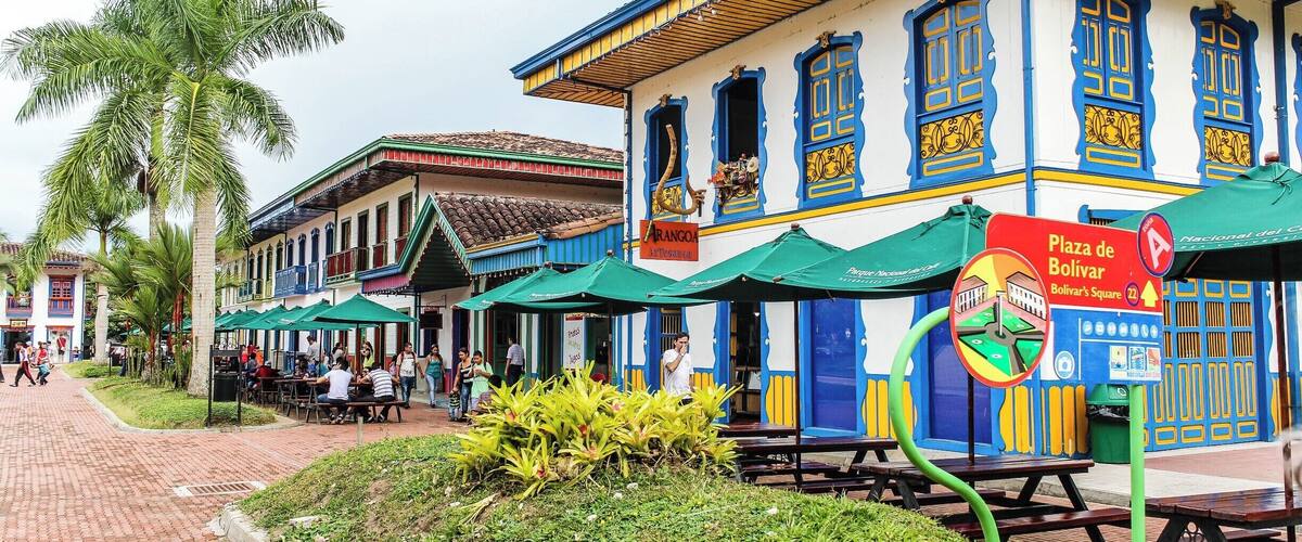 This is Plaza Bolivar at the Coffee #NationalPark. It's technically at the center of the park and it definitely takes back to Colombian Colonial Times with the typical townhouse going around the park... It is extremely beautiful making you which all Colombian Pueblitos where kept in these conditions. A great place to eat and well, drink the best Coffee in the World
#Architecture #Colorful